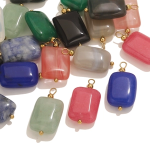 Detalle de colgantes cuadrados de piedra natural con anillos dorados para joyería DIY