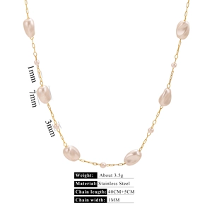 Détail du collier en acier inoxydable doré avec perles baroques irrégulières et fermoir