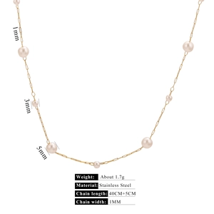 Détail macro du collier en acier doré avec perles de 1mm, 3mm et 5mm de diamètre
