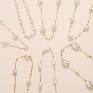 Élégante collection de colliers de perles avec chaînes dorées aux formes rondes