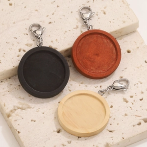Dreifarbiges rundes Holz-Anhänger-Set mit Metall-Karabinerverschlüssen für DIY-Schlüsselanhänger