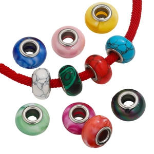Detalle macro de cuentas de resina coloridas con núcleo de metal para pulseras DIY