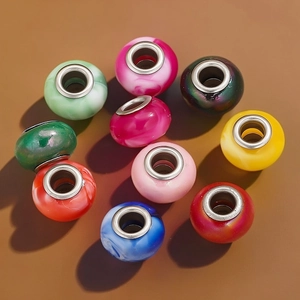 Set de 11 cuentas de resina jaspeada de colores con agujeros grandes de acero