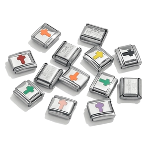Dettaglio macro dei ciondoli a croce smaltata colorata per bracciali italiani in acciaio