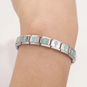Dettaglio del bracciale modulare in acciaio inossidabile con ciondoli a croce blu