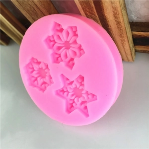 Moule en silicone rose avec trois motifs de flocons et d'étoiles pour la pâtisserie DIY