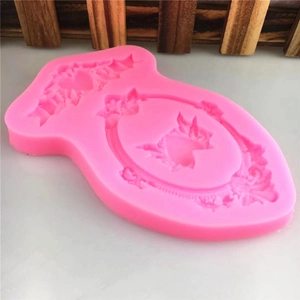 Stampo in silicone rosa con cornice ad ali e rilievi floreali per torte e pasta di zucchero