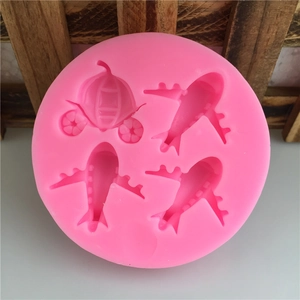 Rosa Silikonform mit Flugzeug- und Kürbiskutschen-Motiven für DIY-Backen und Fondant-Deko