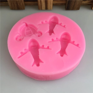 Rosa Silikonform mit drei Flugzeugmotiven und einer Kürbiskutsche für DIY-Backprojekte