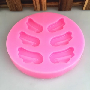 Stampo in silicone rosa con sei cavità ali d'angelo per cioccolato o decori in fondente