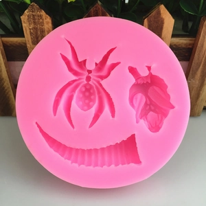 Pink silicone mold with spider, skull and wave patterns for Halloween cake baking and DIY crafts