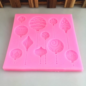Rosa Silikonform mit verschiedenen Weihnachtskugel- und Sternmotiven für DIY Kuchendekoration
