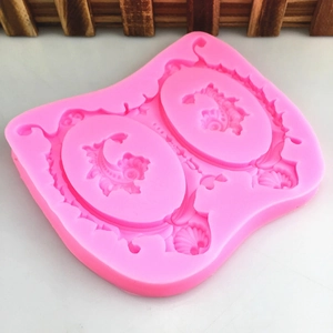 Moule en silicone rose avec deux motifs en relief de cadres de miroir ovales européens