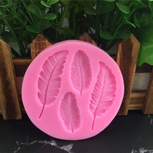 Moule en silicone rose pour gâteaux avec quatre textures de feuilles et de plumes