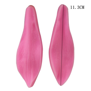 Detail showing pink silicone leaf vein molds with realistic textures and a 11.3cm scale
