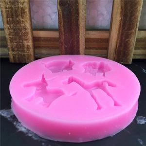 Pink silicone DIY mold featuring pig family animal shapes for fondant and cake decoration