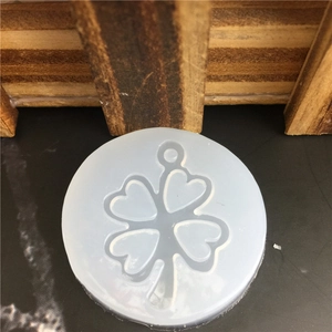 DIY heart-shaped silicone mold for making clover pendants and aromatherapy accessories