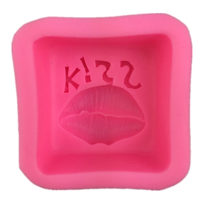 Detailansicht der rosa Silikonform mit KISS-Text und Lippenmuster für Fondant