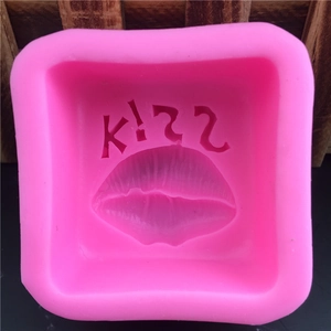 Rosa Silikonform mit KISS-Schriftzug und Lippenform für Fondant-Kuchendekorationen