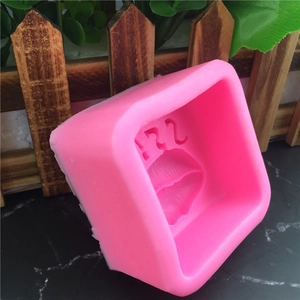 Rosa quadratische Silikonform für Kuchen und Seife mit Kronen- und Lippenmotiven