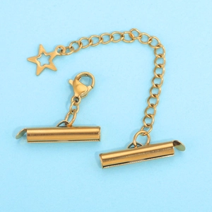 Detailopname van de vergulde roestvrijstalen schuifbuisjes met sterhanger voor sieraden