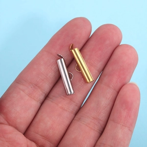 Detailweergave van goud- en zilverkleurige schuifsluitingen voor DIY sieraden en kwastjes