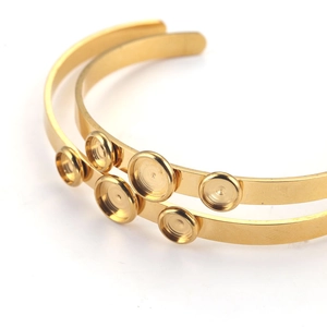 Detailweergave van gouden roestvrijstalen DIY-armbandinstellingen met drie ronde houders