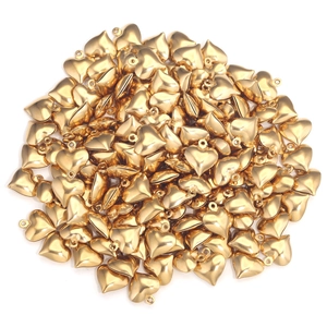 Detail van gouden hartvormige hangers met ophangoogjes voor DIY-sieraden maken set