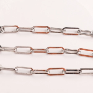 Vue détaillée d'une chaîne trombone de 7mm en acier inoxydable argenté pour bijoux DIY