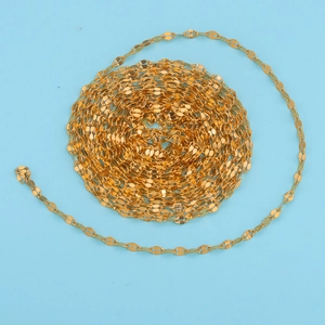 Catena a labbro dorata in acciaio inossidabile per gioielli fai-da-te su sfondo blu