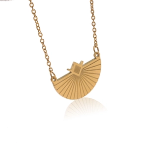 Detail van de gouden zonsopgang hanger met textuur op een fijne o-schakelketting