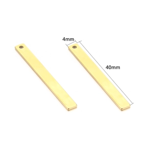 Detailweergave van de gouden roestvrijstalen rechthoekige hanger van 40mm bij 4mm groot