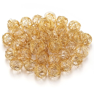 Vue macro de perles rondes creuses en fil doré pour la création de bijoux bohèmes DIY