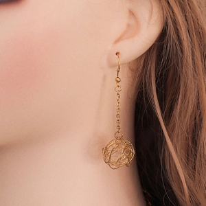 Boucles d'oreilles bohèmes en acier doré avec pendentif boule grillagée évidée