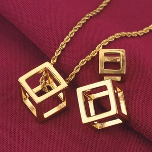 Gouden roestvrijstalen sieradenset met ketting en holle kubusvormige hangers voor dames