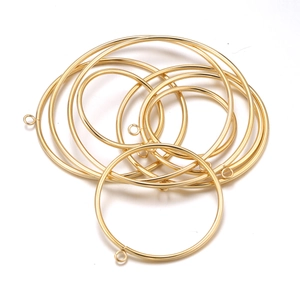 Makroansicht goldener Edelstahlringe mit Ösen für die DIY-Ohrringherstellung und Schmuck