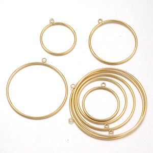 Detailansicht der goldenen Edelstahl-Rundanhänger für die DIY-Schmuckherstellung