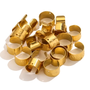 Détail de bagues d'oreilles en acier doré avec gravures Good Luck et motifs CROSS