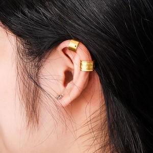 Ensemble de bagues d'oreille dorées en acier inoxydable avec finitions lisses et étoiles