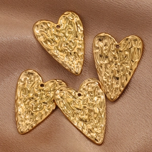 Goldene Herzanhänger mit gehämmerter Metallstruktur für DIY-Schmuck auf Seide