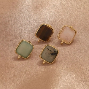 Vierkante hangers van natuursteen met gouden metalen frames en ophangringen