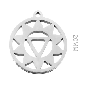 Makroansicht des 20mm Edelstahl-Yoga-Anhängers mit geometrischem Lotus-Muster