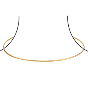 Girocollo minimalista in acciaio inossidabile dorato mostrato su una sagoma di collo