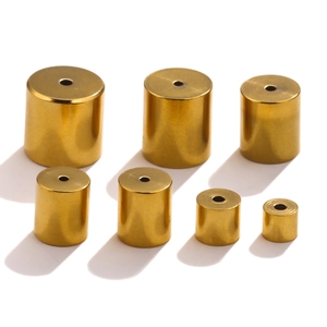 Detailliertes Set aus 7 polierten Gold-Edelstahl-Zylinder-Abstandshaltern mit Mittellöchern