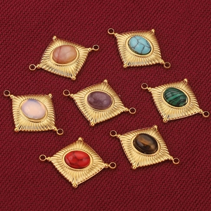 Macro-opname van vintage ruitvormige edelsteen connectors met gouden texturen