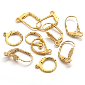 Vue détaillée de divers crochets de boucles d'oreilles dormeuses en acier plaqué or