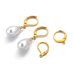Détail de boucles d'oreilles perles gouttes avec crochets dorés pour la création de bijoux