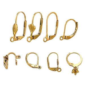 Lot de huit dormeuses dorées avec motifs de coquillages et anneaux fermés pour bijoux