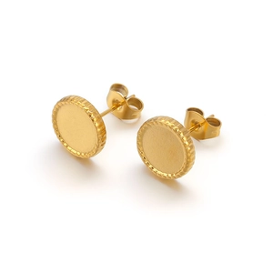 Detailaufnahme goldener Edelstahl-Ohrstecker mit flacher Scheibe und Zahnradmuster