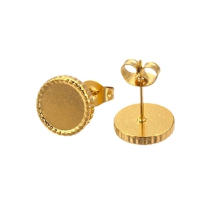Goldene Edelstahl-Ohrstecker in runder Form mit matter Oberfläche und Rändelkanten